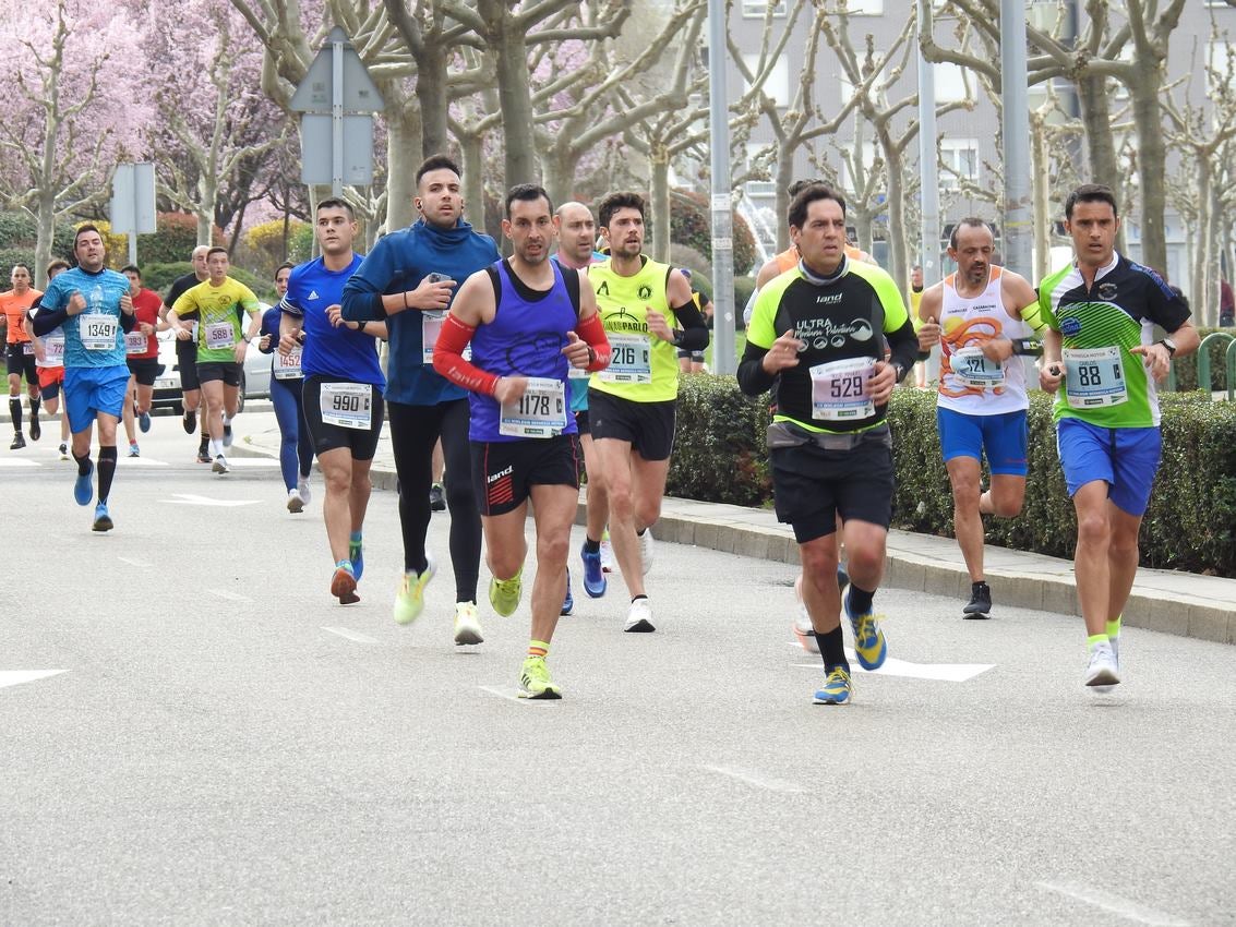 Los corredores han participado en esta prueba que recorre 21 kilómetros por la ciudad de León.