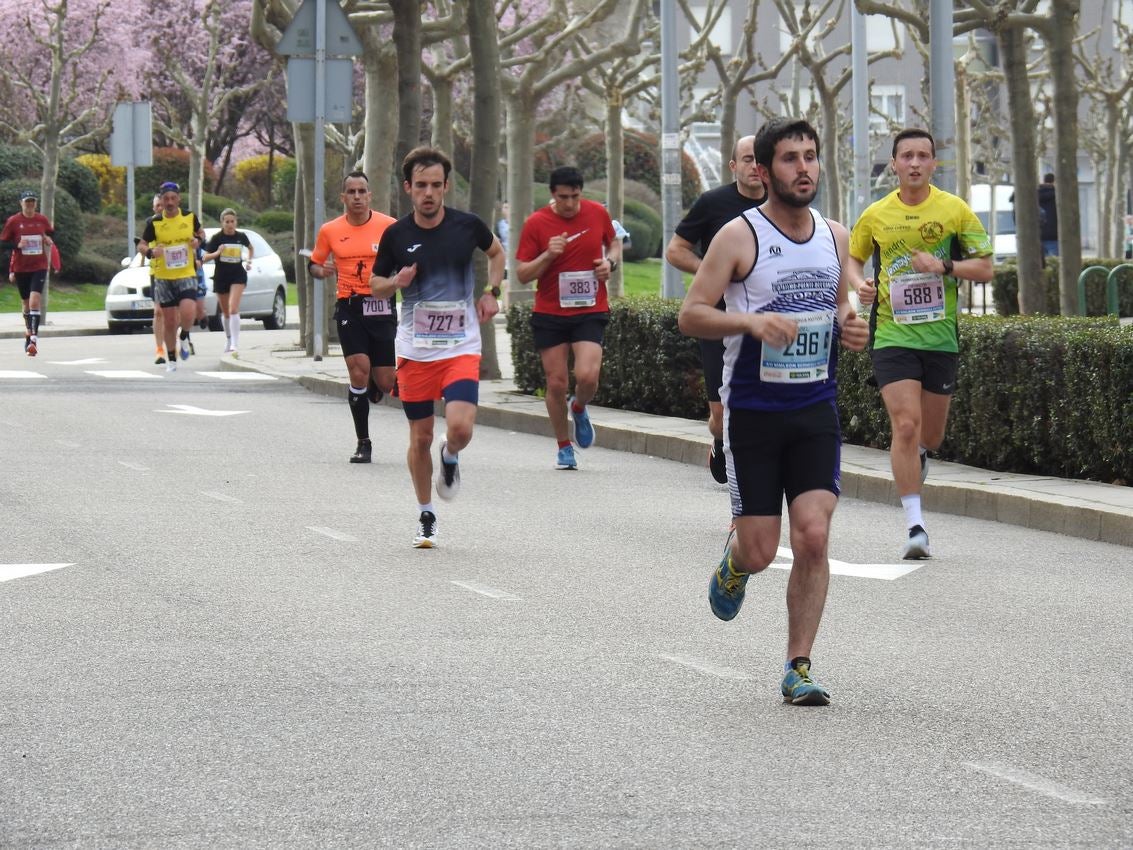 Los corredores han participado en esta prueba que recorre 21 kilómetros por la ciudad de León.