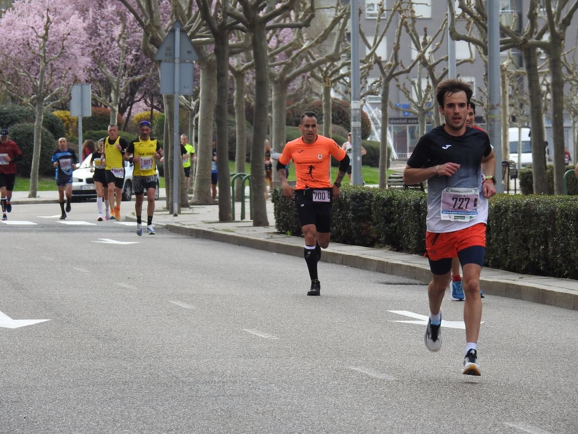 Los corredores han participado en esta prueba que recorre 21 kilómetros por la ciudad de León.