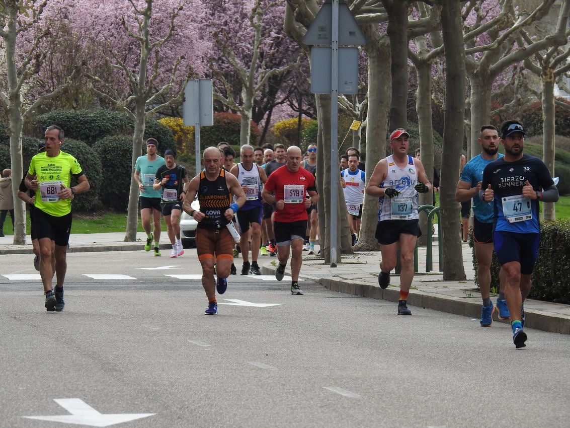 Los corredores han participado en esta prueba que recorre 21 kilómetros por la ciudad de León.