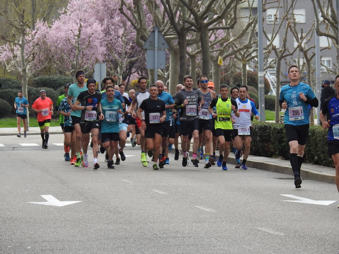 Los corredores han participado en esta prueba que recorre 21 kilómetros por la ciudad de León.