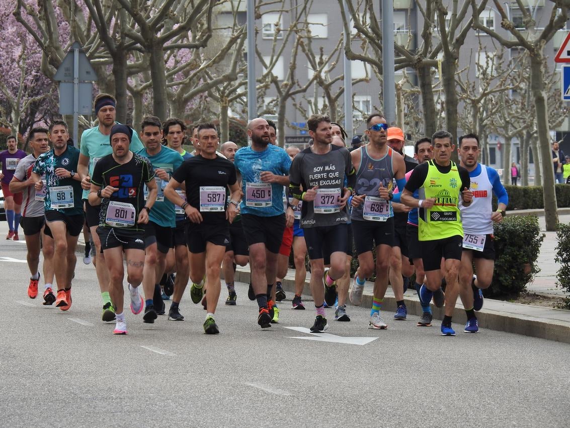 Los corredores han participado en esta prueba que recorre 21 kilómetros por la ciudad de León.