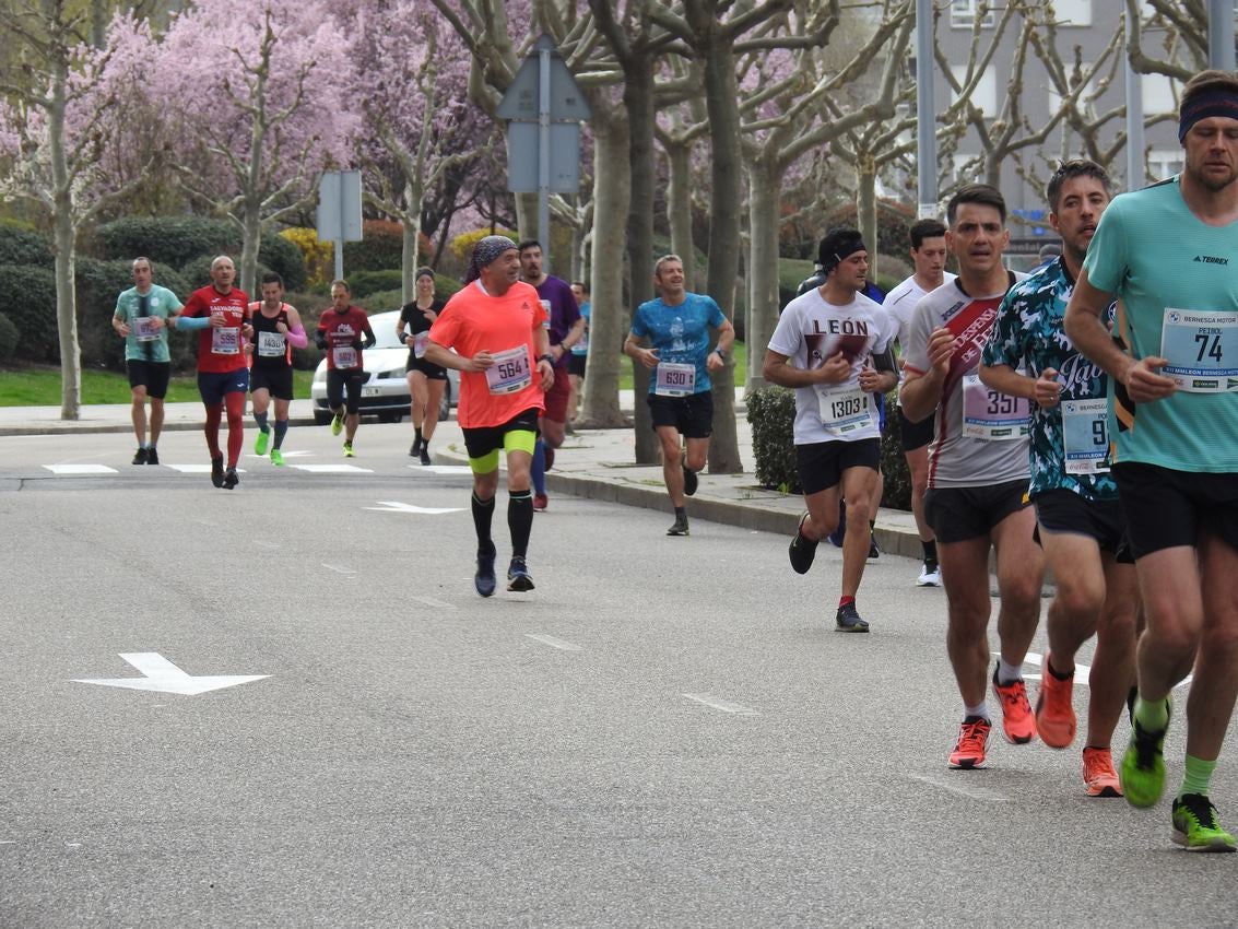 Los corredores han participado en esta prueba que recorre 21 kilómetros por la ciudad de León.