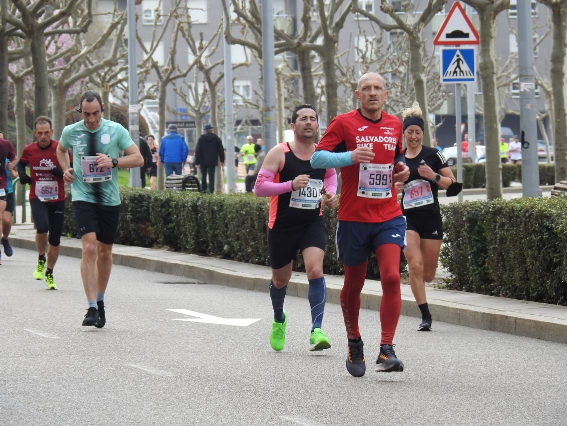 Los corredores han participado en esta prueba que recorre 21 kilómetros por la ciudad de León.