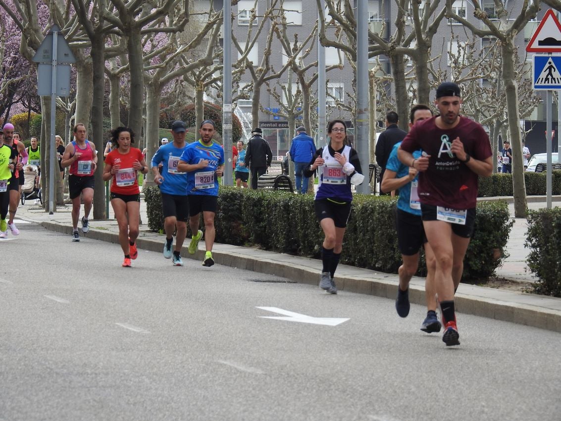 Los corredores han participado en esta prueba que recorre 21 kilómetros por la ciudad de León.