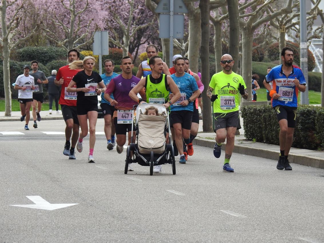 Los corredores han participado en esta prueba que recorre 21 kilómetros por la ciudad de León.