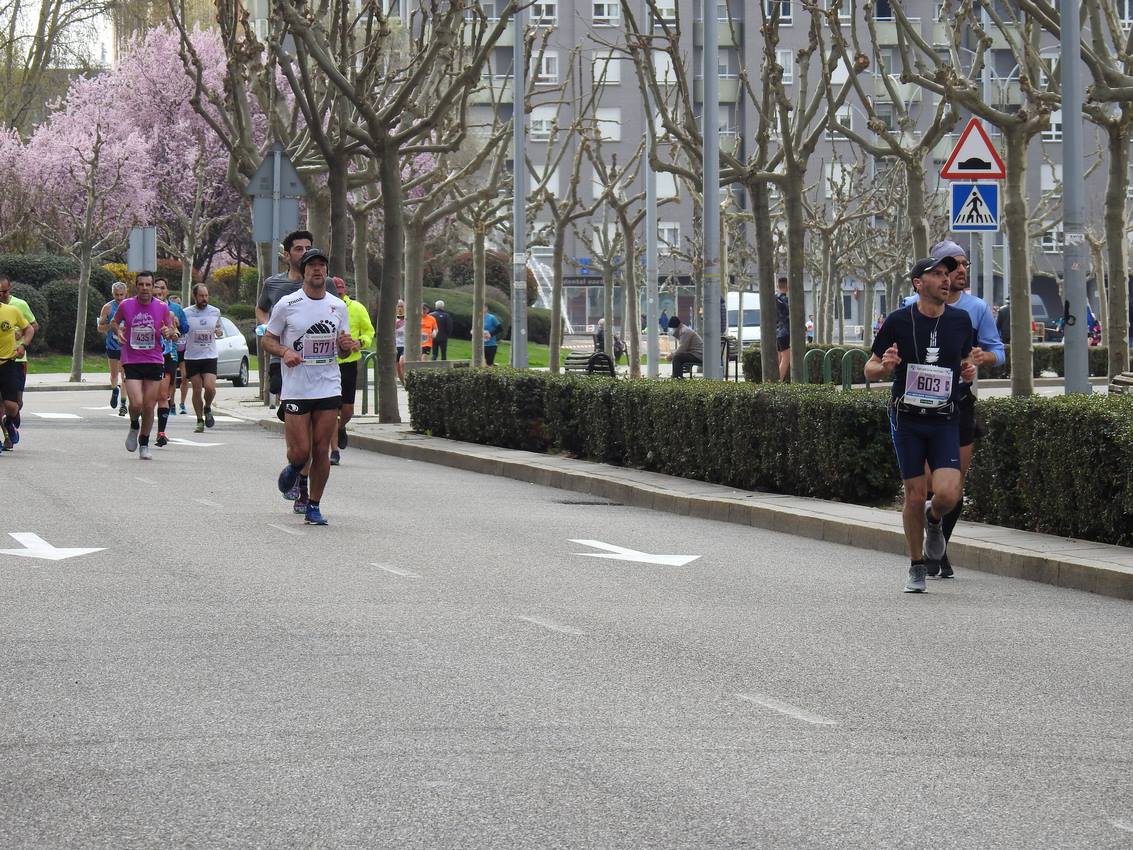 Los corredores han participado en esta prueba que recorre 21 kilómetros por la ciudad de León.