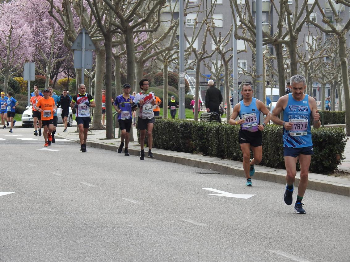 Los corredores han participado en esta prueba que recorre 21 kilómetros por la ciudad de León.