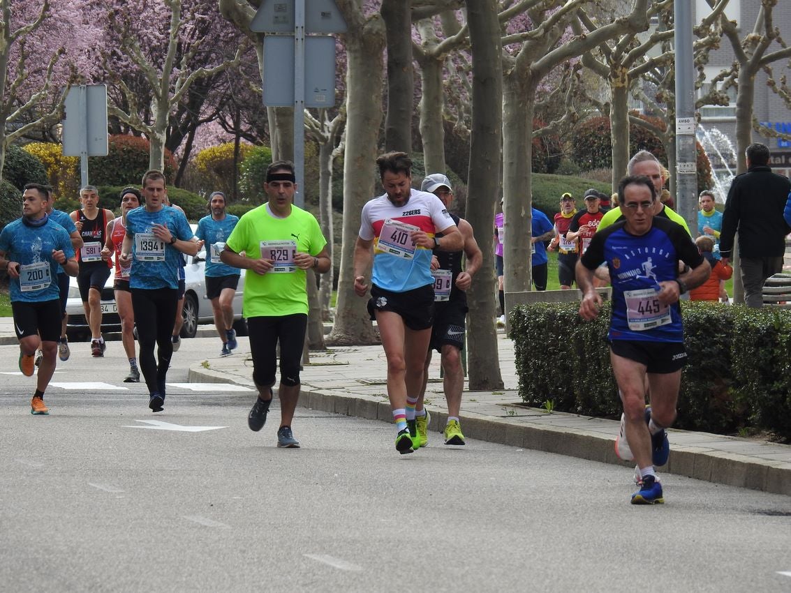 Los corredores han participado en esta prueba que recorre 21 kilómetros por la ciudad de León.