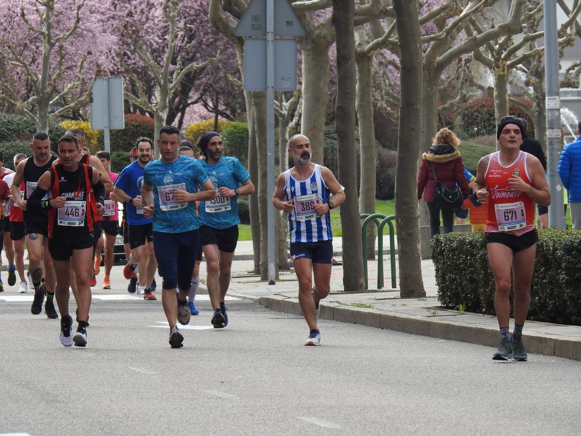 Los corredores han participado en esta prueba que recorre 21 kilómetros por la ciudad de León.