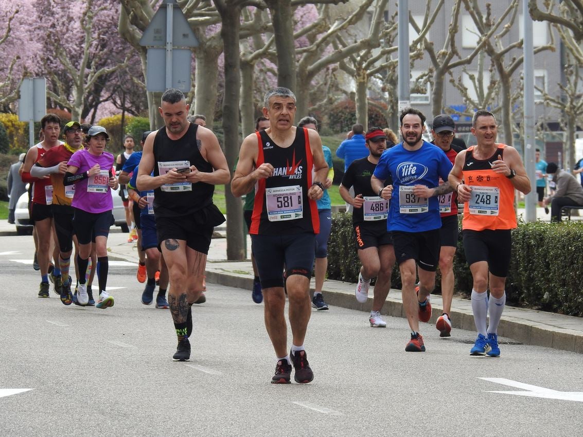 Los corredores han participado en esta prueba que recorre 21 kilómetros por la ciudad de León.