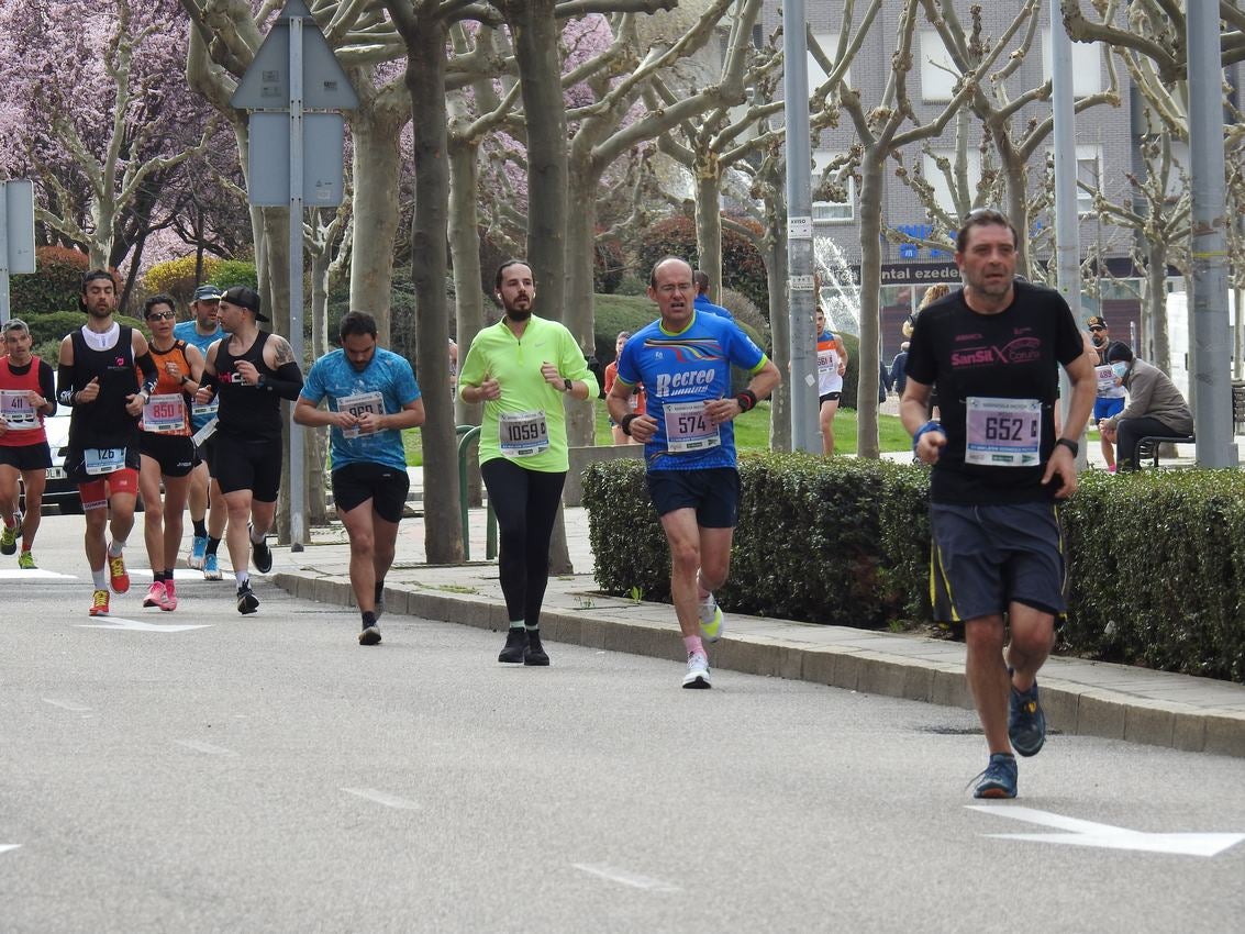 Los corredores han participado en esta prueba que recorre 21 kilómetros por la ciudad de León.