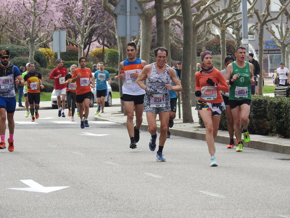 Los corredores han participado en esta prueba que recorre 21 kilómetros por la ciudad de León.