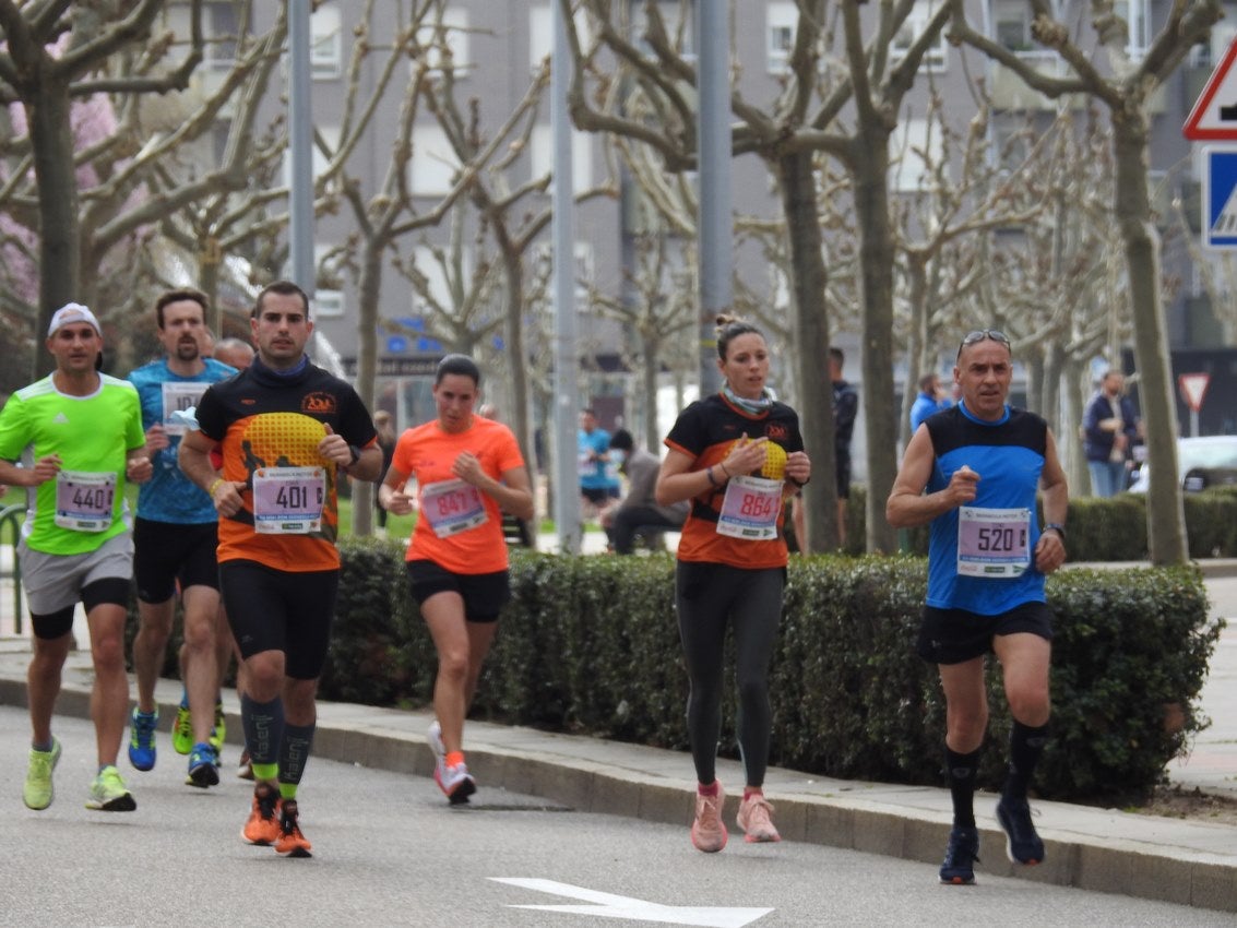 Los corredores han participado en esta prueba que recorre 21 kilómetros por la ciudad de León.