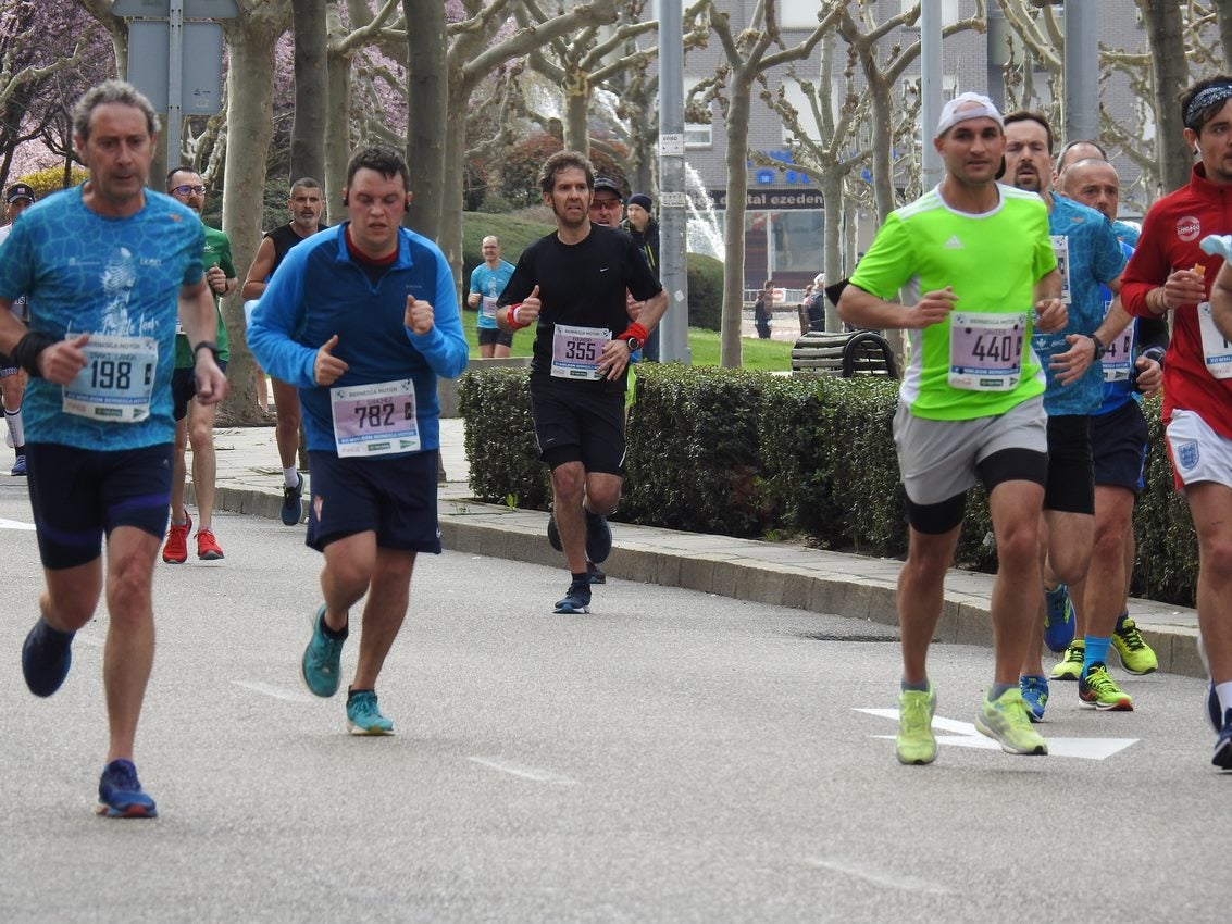 Los corredores han participado en esta prueba que recorre 21 kilómetros por la ciudad de León.