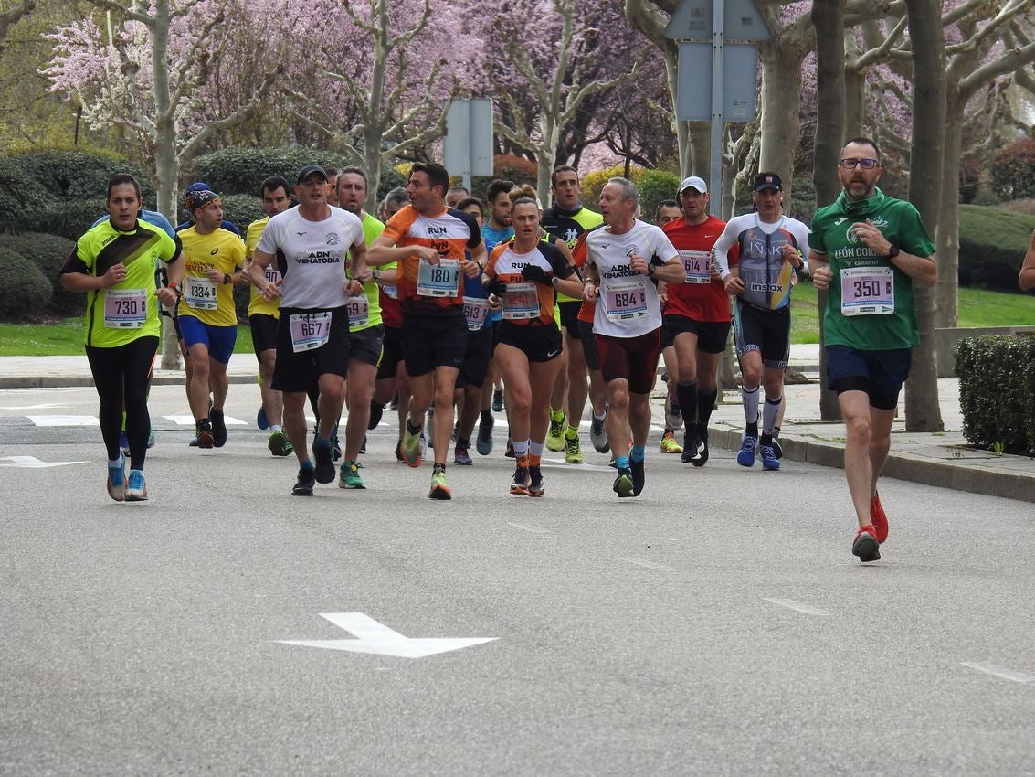 Los corredores han participado en esta prueba que recorre 21 kilómetros por la ciudad de León.