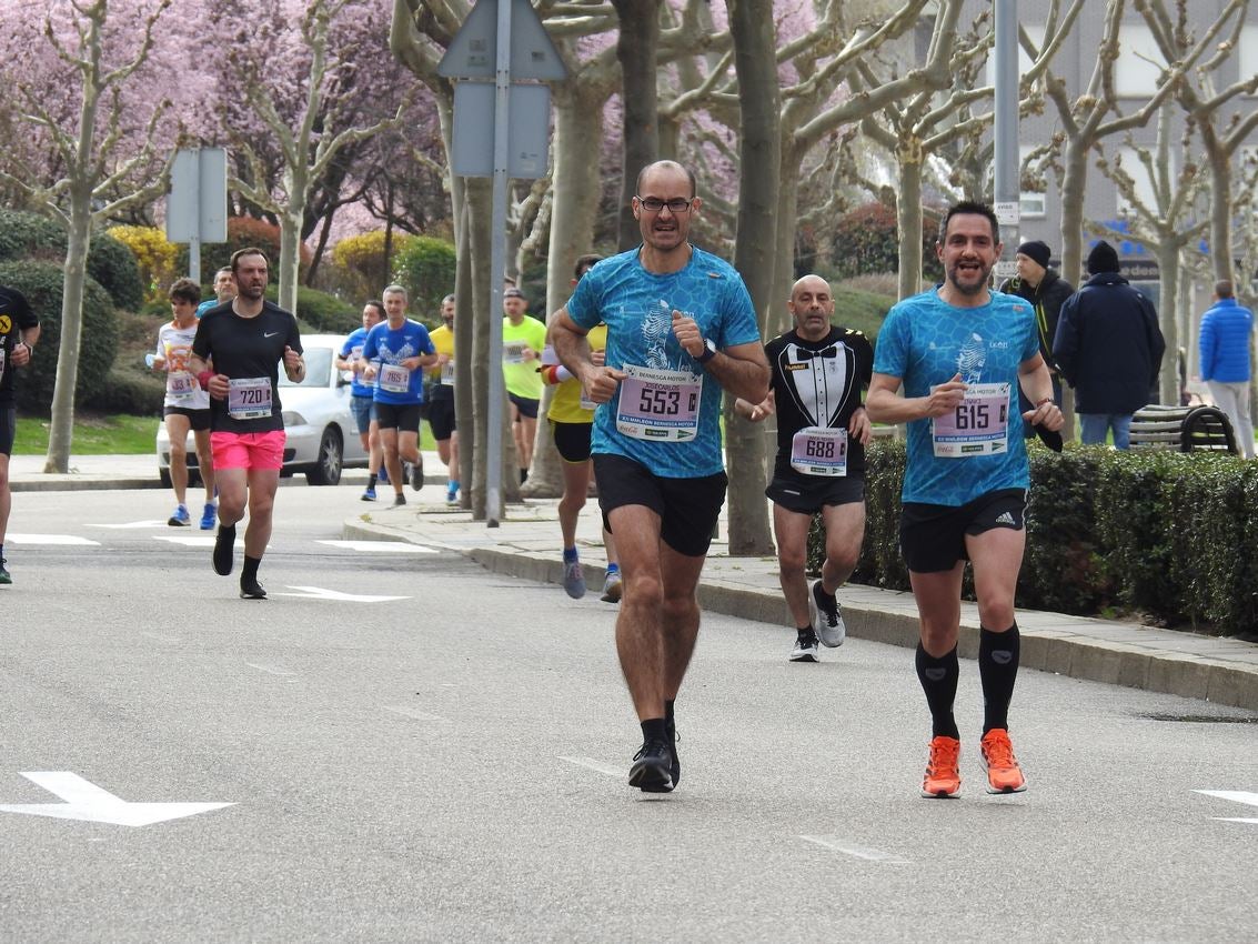 Los corredores han participado en esta prueba que recorre 21 kilómetros por la ciudad de León.