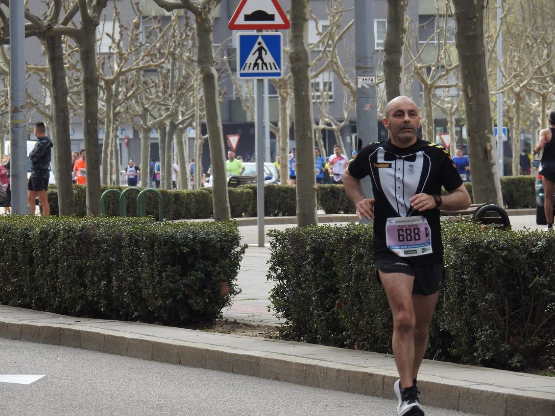 Los corredores han participado en esta prueba que recorre 21 kilómetros por la ciudad de León.