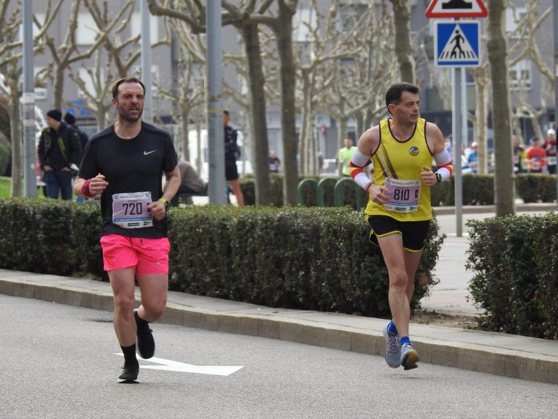 Los corredores han participado en esta prueba que recorre 21 kilómetros por la ciudad de León.