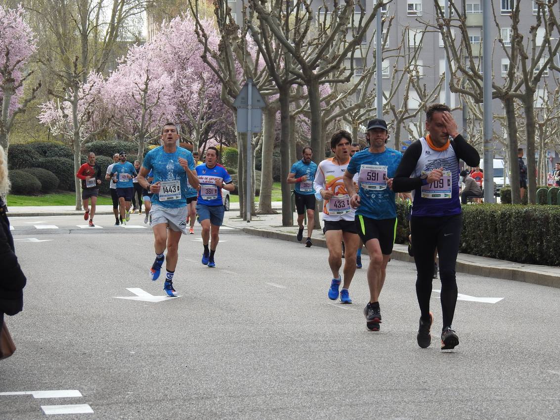 Los corredores han participado en esta prueba que recorre 21 kilómetros por la ciudad de León.