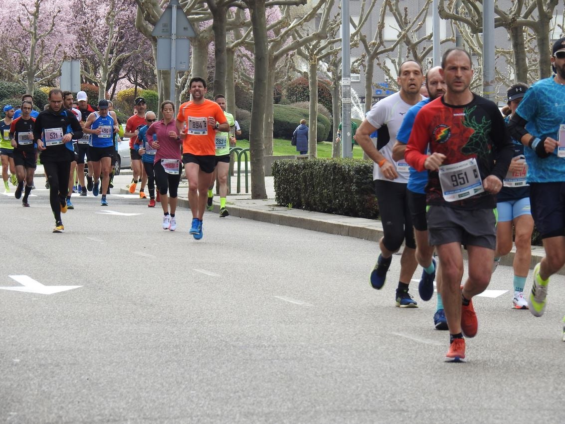 Los corredores han participado en esta prueba que recorre 21 kilómetros por la ciudad de León.