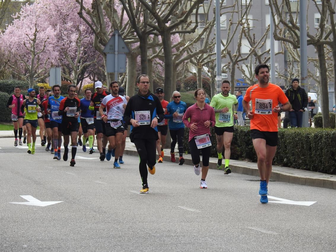 Los corredores han participado en esta prueba que recorre 21 kilómetros por la ciudad de León.