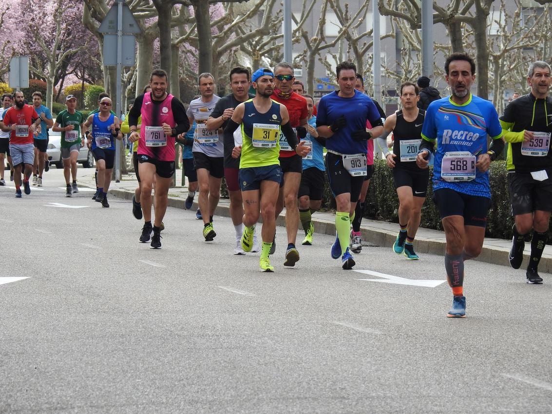 Los corredores han participado en esta prueba que recorre 21 kilómetros por la ciudad de León.