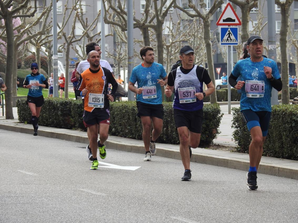 Los corredores han participado en esta prueba que recorre 21 kilómetros por la ciudad de León.