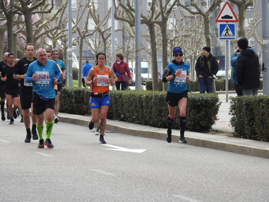 Los corredores han participado en esta prueba que recorre 21 kilómetros por la ciudad de León.