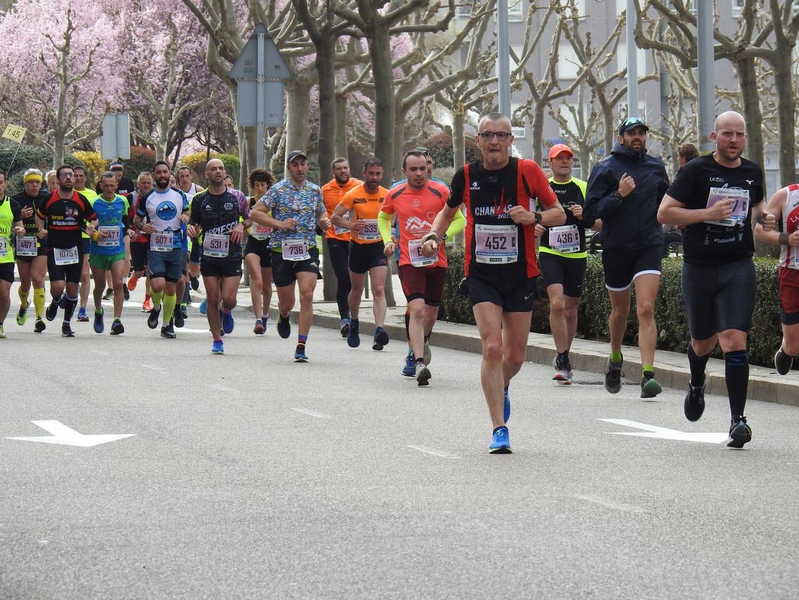 Los corredores han participado en esta prueba que recorre 21 kilómetros por la ciudad de León.