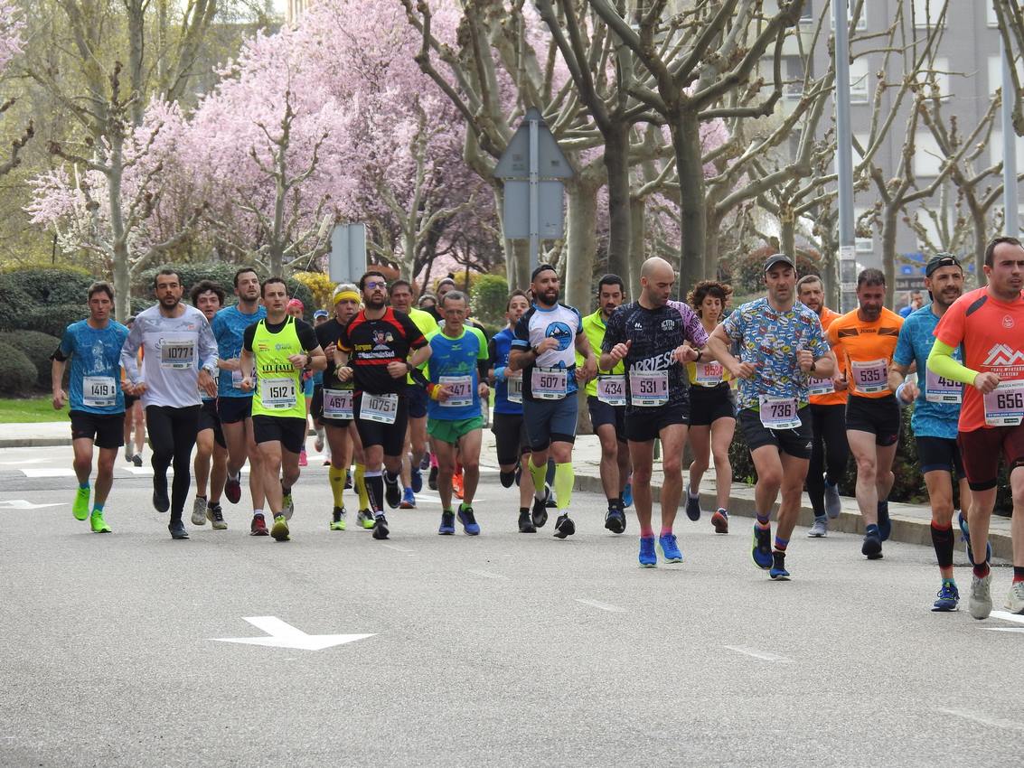 Los corredores han participado en esta prueba que recorre 21 kilómetros por la ciudad de León.