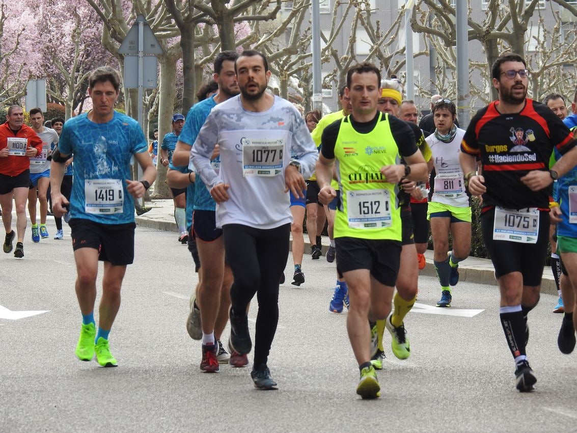 Los corredores han participado en esta prueba que recorre 21 kilómetros por la ciudad de León.