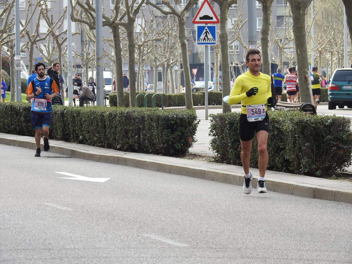 Los corredores han participado en esta prueba que recorre 21 kilómetros por la ciudad de León.