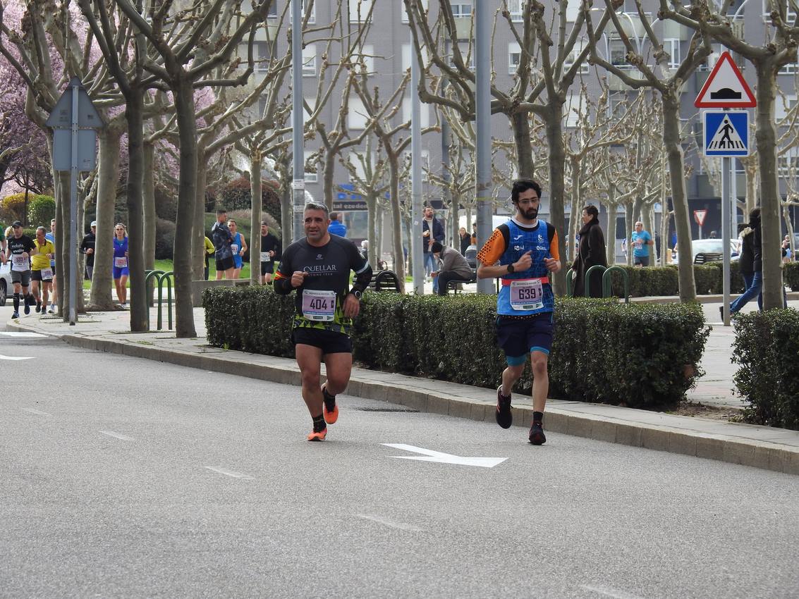 Los corredores han participado en esta prueba que recorre 21 kilómetros por la ciudad de León.