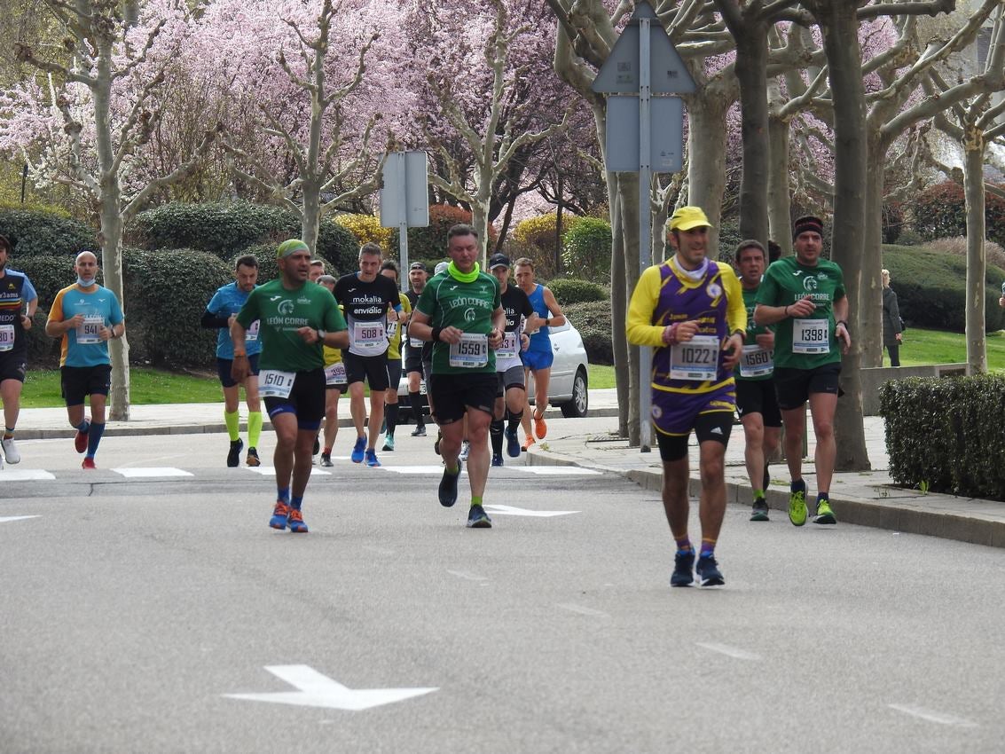 Los corredores han participado en esta prueba que recorre 21 kilómetros por la ciudad de León.