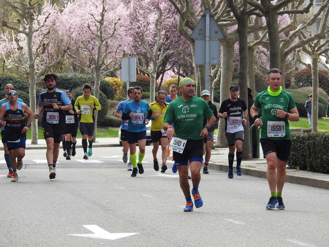 Los corredores han participado en esta prueba que recorre 21 kilómetros por la ciudad de León.