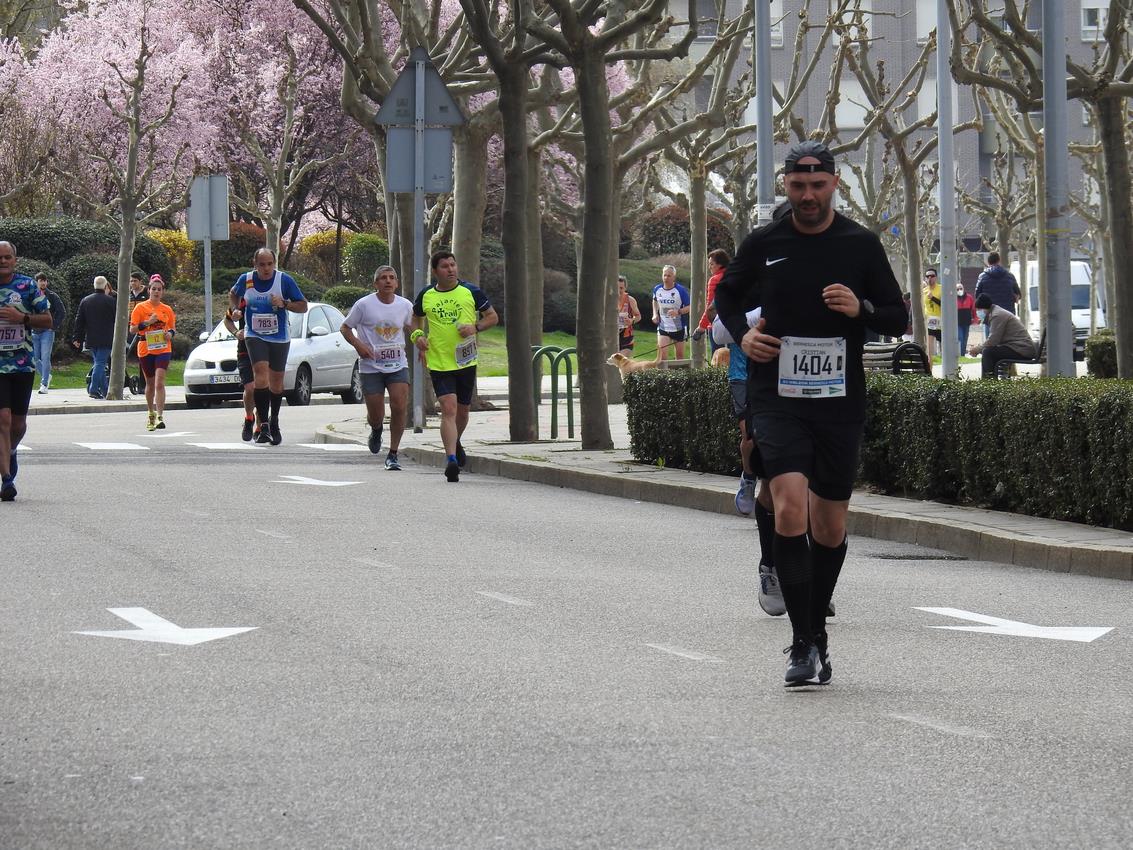 Los corredores han participado en esta prueba que recorre 21 kilómetros por la ciudad de León.