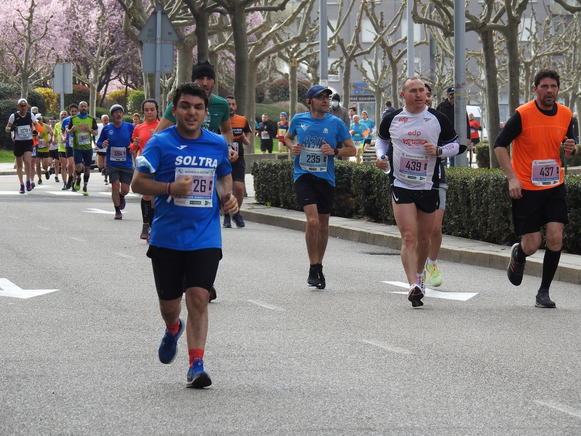 Los corredores han participado en esta prueba que recorre 21 kilómetros por la ciudad de León.