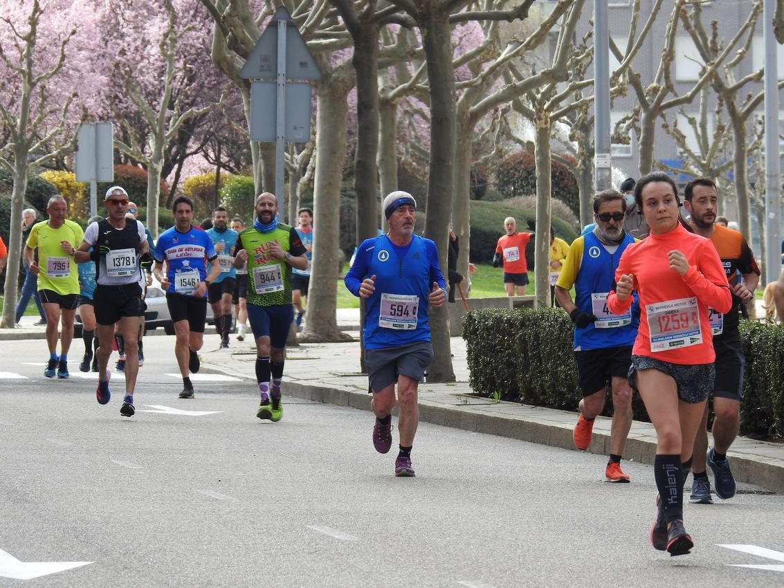 Los corredores han participado en esta prueba que recorre 21 kilómetros por la ciudad de León.