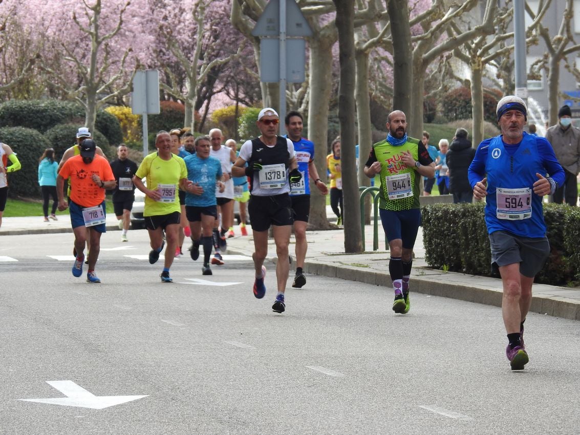 Los corredores han participado en esta prueba que recorre 21 kilómetros por la ciudad de León.