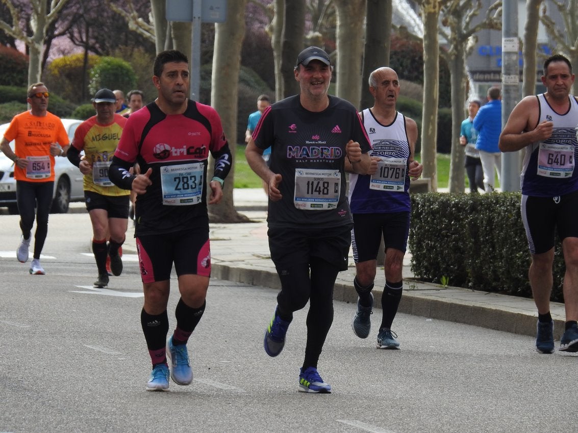 Los corredores han participado en esta prueba que recorre 21 kilómetros por la ciudad de León.