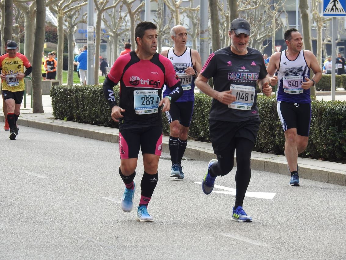 Los corredores han participado en esta prueba que recorre 21 kilómetros por la ciudad de León.