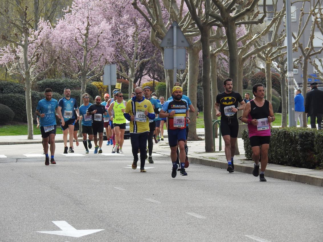 Los corredores han participado en esta prueba que recorre 21 kilómetros por la ciudad de León.