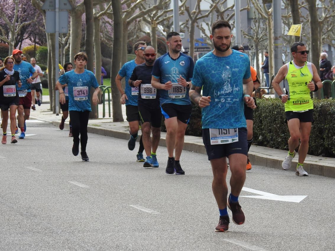 Los corredores han participado en esta prueba que recorre 21 kilómetros por la ciudad de León.