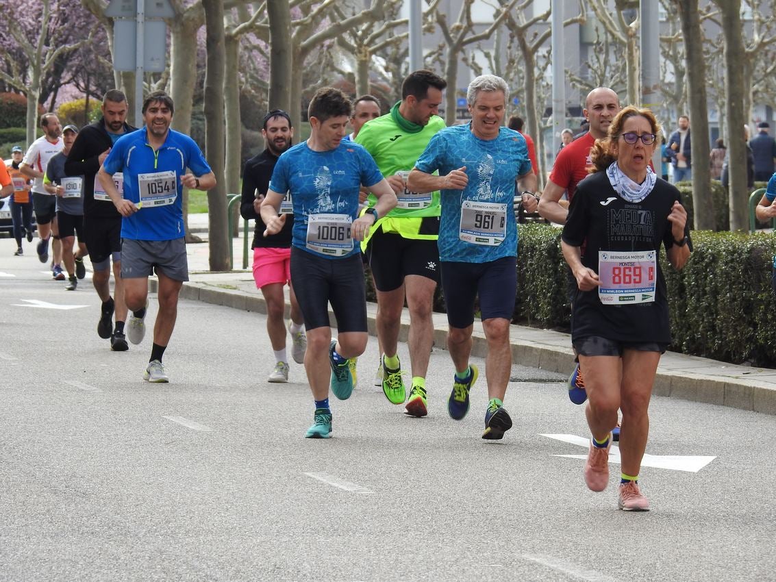 Los corredores han participado en esta prueba que recorre 21 kilómetros por la ciudad de León.