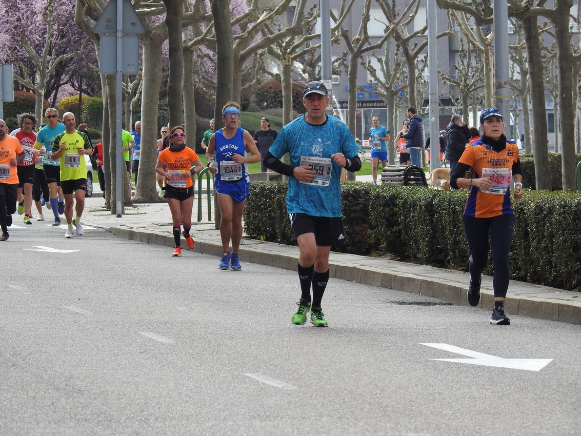 Los corredores han participado en esta prueba que recorre 21 kilómetros por la ciudad de León.