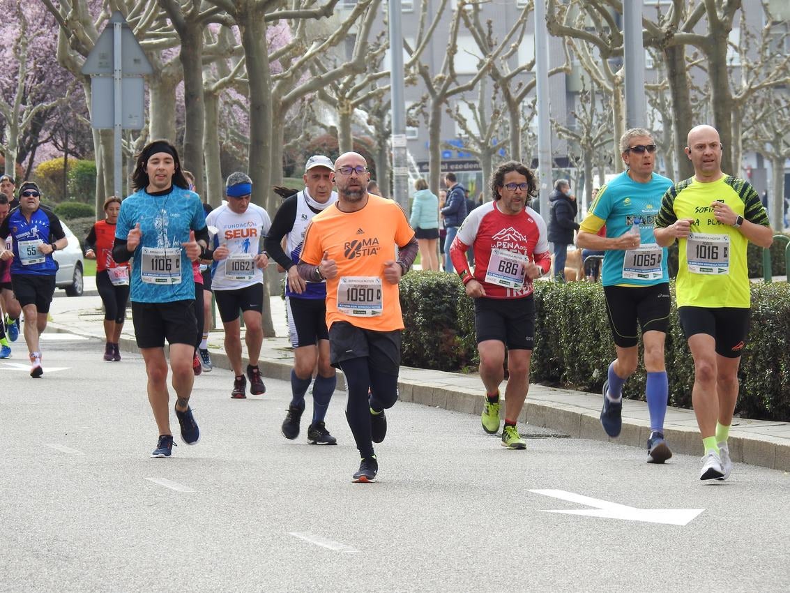 Los corredores han participado en esta prueba que recorre 21 kilómetros por la ciudad de León.