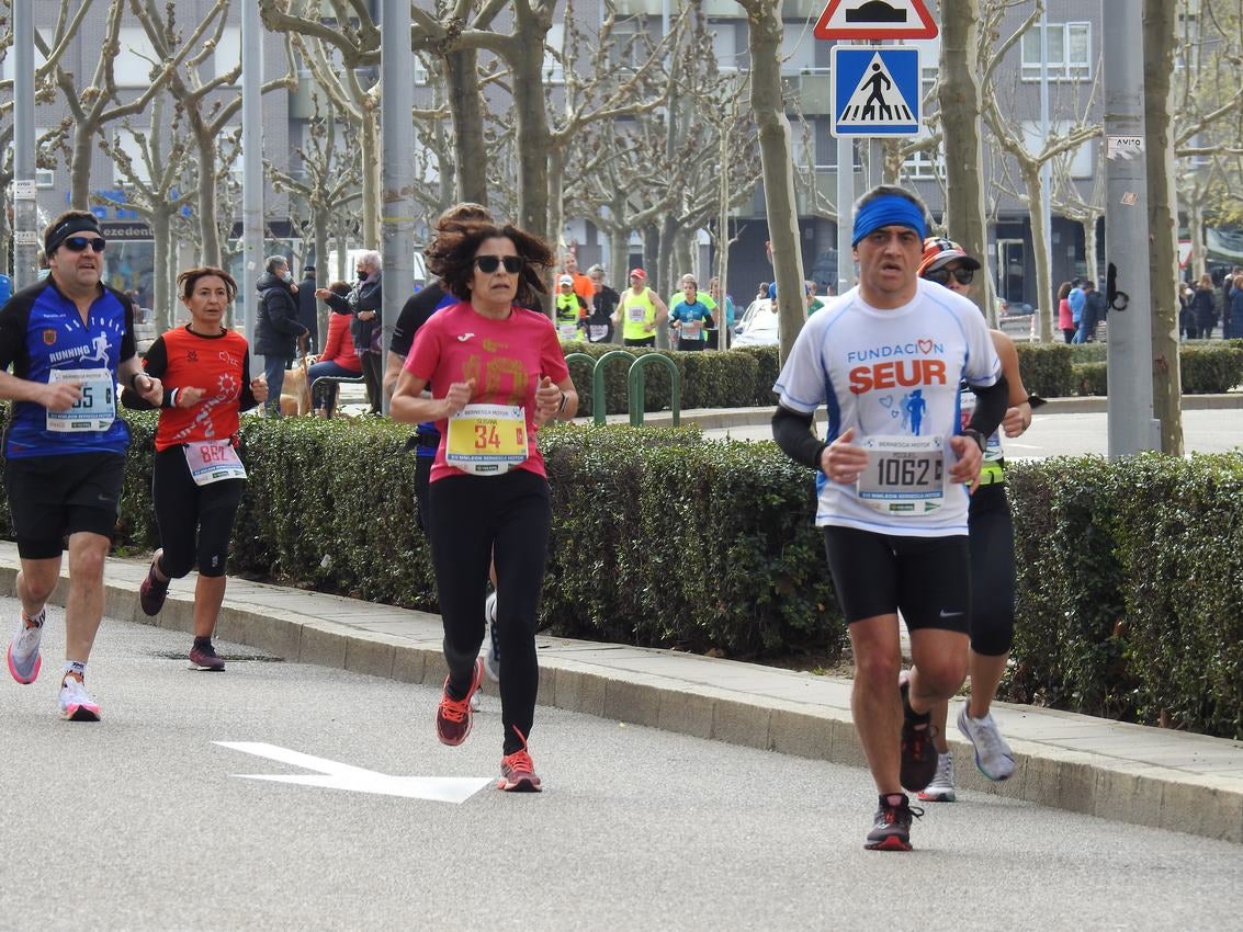 Los corredores han participado en esta prueba que recorre 21 kilómetros por la ciudad de León.