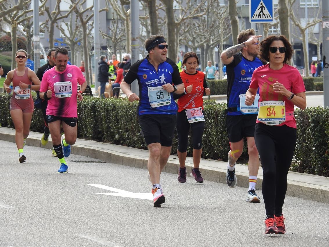 Los corredores han participado en esta prueba que recorre 21 kilómetros por la ciudad de León.