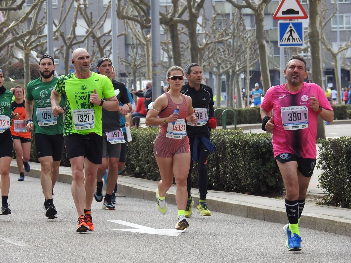 Los corredores han participado en esta prueba que recorre 21 kilómetros por la ciudad de León.